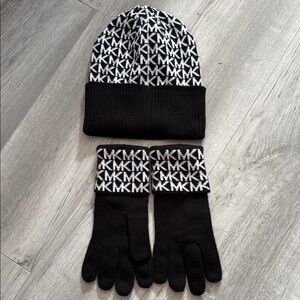 Michael Kors hat and gloves set O/S